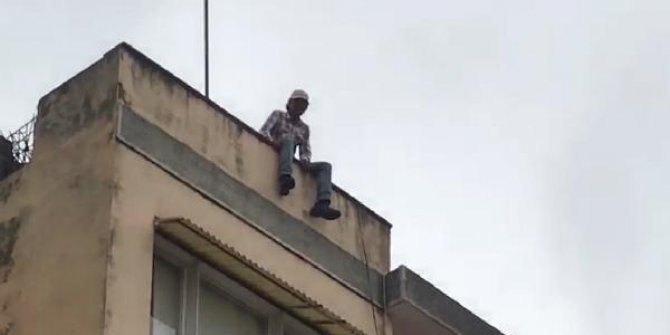 3 katlı binanın çatısında intihara kalkıştı