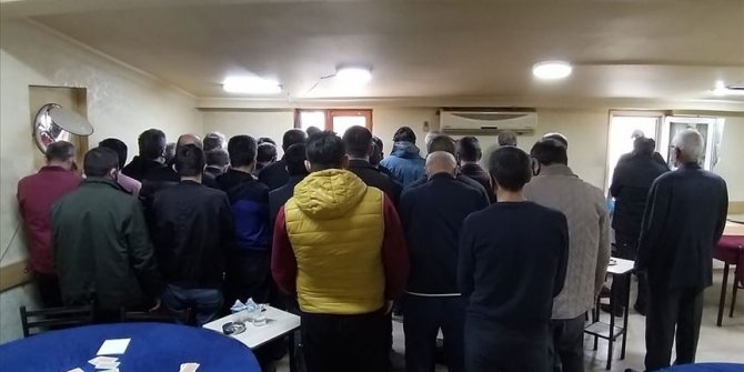 Dernekte kumar oynarken yakalanan 37 kişiye 113 bin 400 lira para cezası
