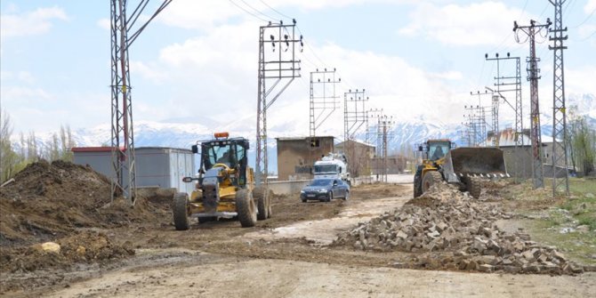 Yüksekova'nın yolları asfalta kavuşuyor