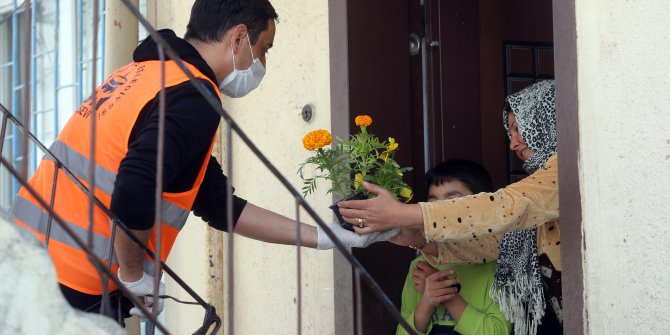 Yenimahalle’den annelere çiçek sürprizi