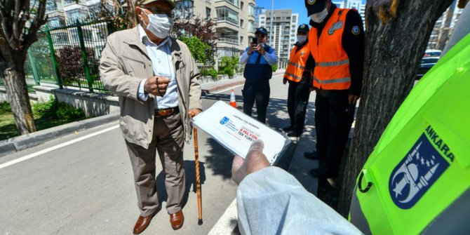 Büyükşehir Belediyesi 65 yaş vatandaşlara parklarda maske dağıttı