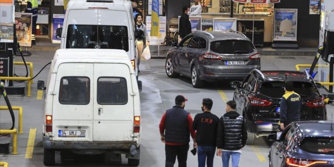 İstanbul'da vatandaşlar akaryakıt istasyonlarında yoğunluk oluşturdu