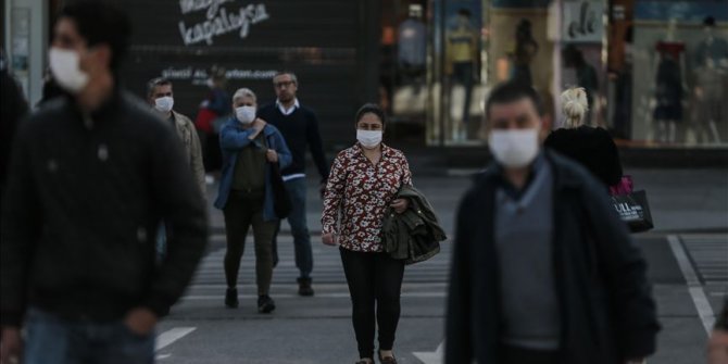 Başkentte AVM ve kuaförlerin açılmasıyla cadde ve sokaklarda hareketlilik yaşandı