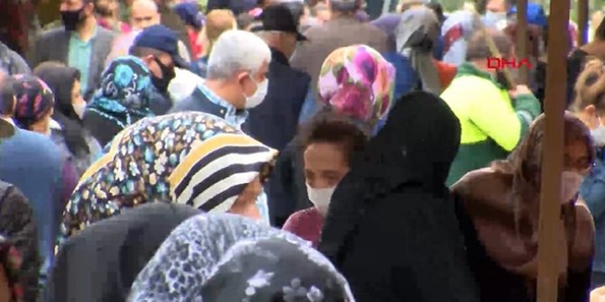 Görüntüler Ankara'dan! Kısıtlama sonrası pazar yoğunluğu