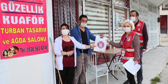 Keçiören’de berberlere hijyen kiti dağıtıldı, dükkânları dezenfekte edildi 