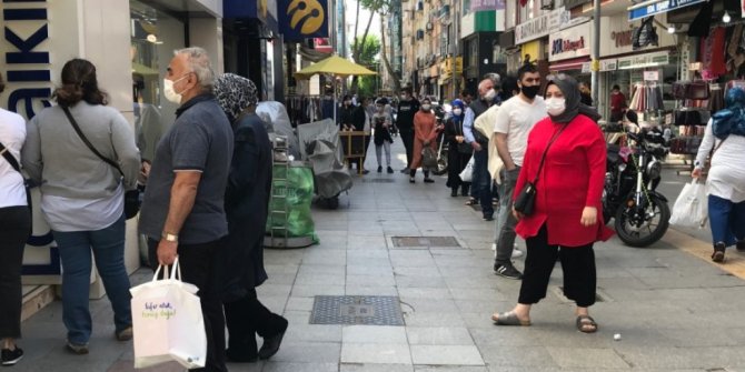 İstanbul'da mağaza önünde indirim kuyruğu
