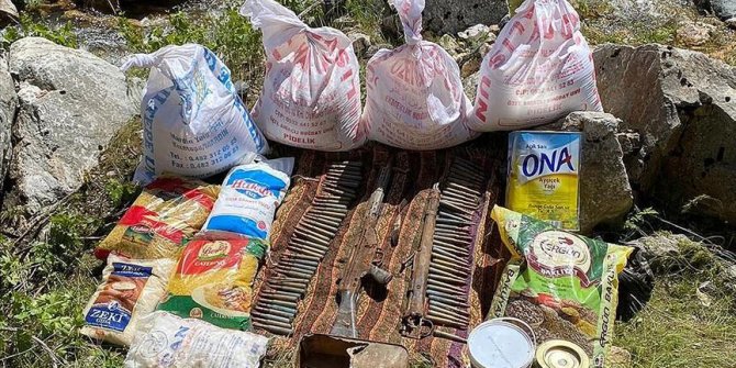 PKK'lı teröristlere ait 8 katlı sığınakta 90 kilogram esrar, silah ve mühimmat ele geçirildi