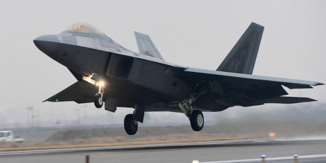 ABD ordusuna ait F-22 savaş uçağı düştü