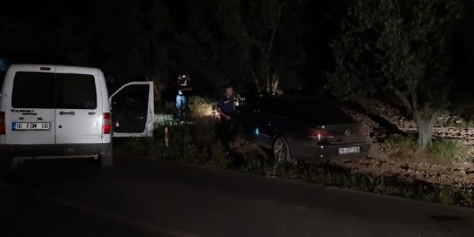 'Dur' ihtarına uymadılar, polis aracına çarpıp yaya olarak kaçtılar