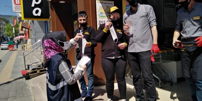 Kızılcahamam Belediyesi esnafa maske temininde bulundu