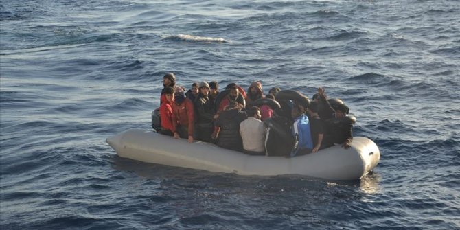 Türk kara sularına geri itilen bottaki 28 sığınmacı kurtarıldı