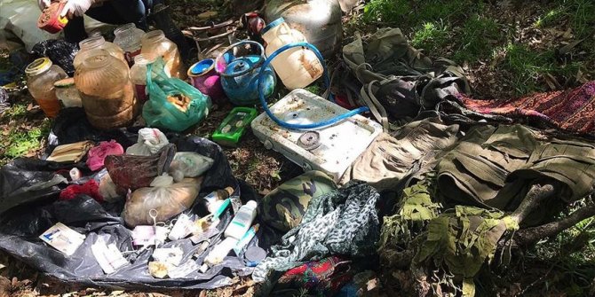 PKK'lı teröristlerce kullanılan sığınakta ilk yardım malzemeleri ele geçirildi