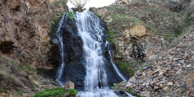 Kışın tamamen donan Susuz Şelalesi ilkbaharda bir başka güzel