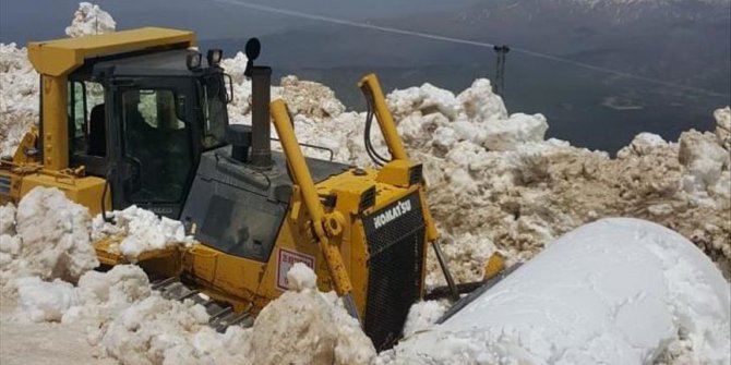 Hakkari'de baharda karla mücadele sürüyor