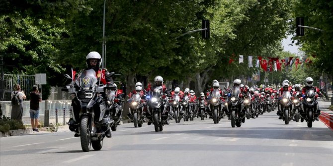 İstanbul'da motorize polis ekiplerinden 19 Mayıs'a özel şehir turu