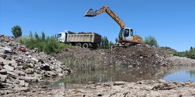 'Dünya mirası' Hevsel Bahçeleri'ne dökülen hafriyatın kaldırılma çalışması sürüyor