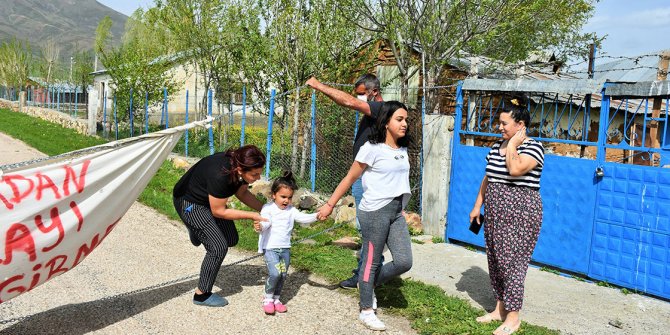 Köyün girişini zincirle kapatan muhtar kontrol noktası kurdu