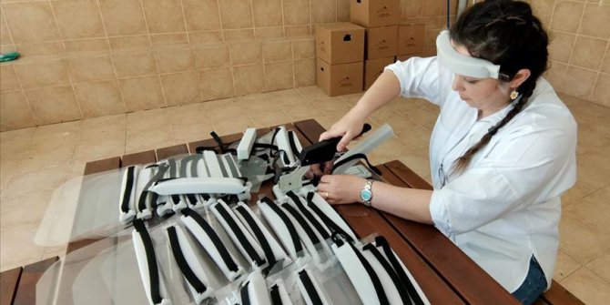 Gönüllü kadın muhtarlar sağlık çalışanları için siperlik mesaisi yapıyor