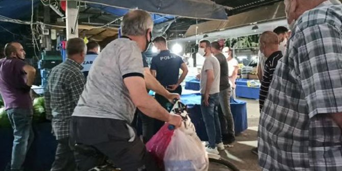 Kestirdiği karpuzu almayan müşteriyi kovaladı