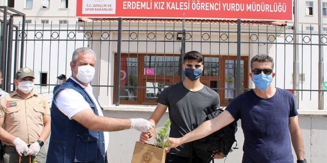 Mersin'de karantina süresi dolan 104 kişi memleketlerine uğurlandı