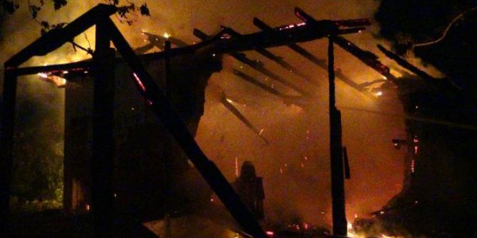 Silivri'de metruk baraka alev alev yandı