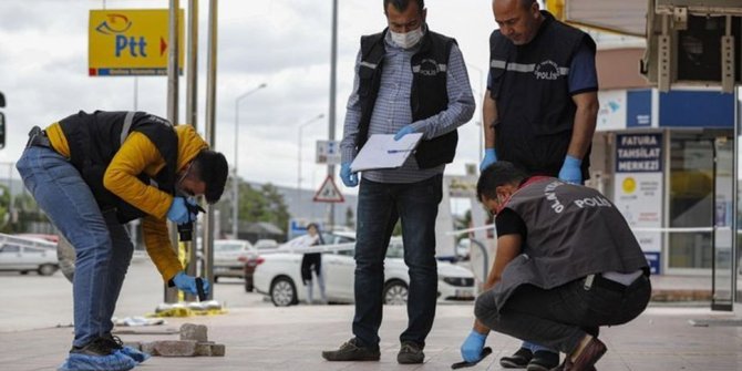 Ankara'da bir erkek 10 yıllık eşini sokak ortasında öldürdü