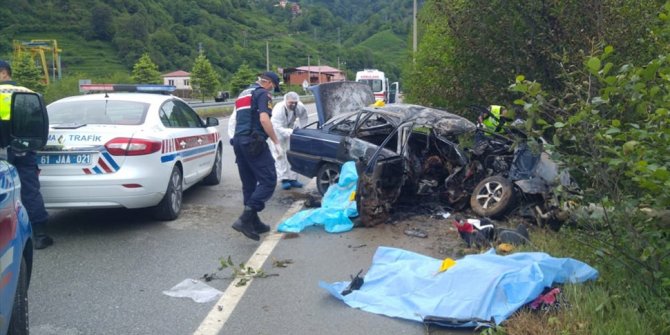 Trabzon'da elektrik direğine çarpan otomobilde 3 çay işçisi öldü