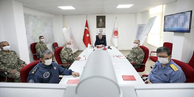 Milli Savunma Bakanı Akar ve TSK'nın komuta kademesinden sınır hattında bayram