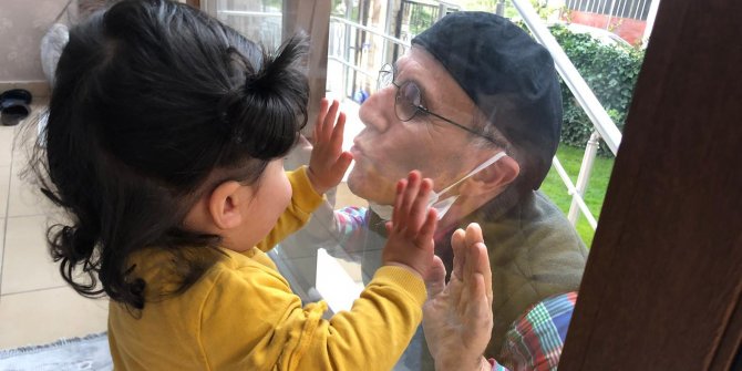 Torunları ile camın arkasından bayramlaştı