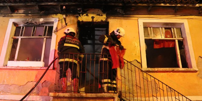 Yangın çıkan evde önce Türk bayrağını kurtardı