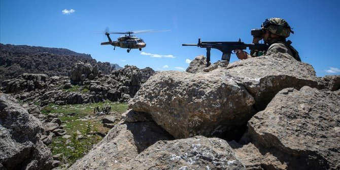Van'da AK Parti binasına bombalı saldırı düzenleyen terörist etkisiz hale getirildi