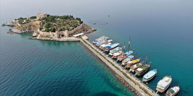 Tur tekneleri mavi sulara açılmak için gün sayıyor