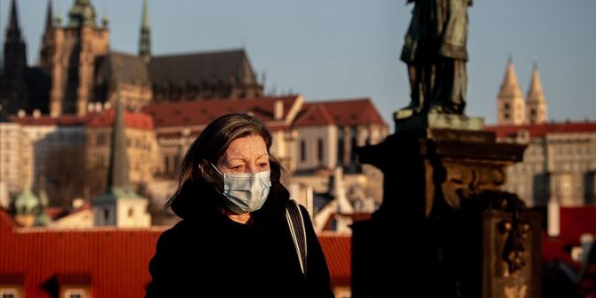 Avrupa ülkeleri Kovid-19 tedbirlerini kaldırmaya devam ediyor