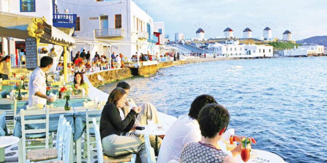 Yunanistan 25 ülkeden turist kabul etmeye başlayacağını duyurdu