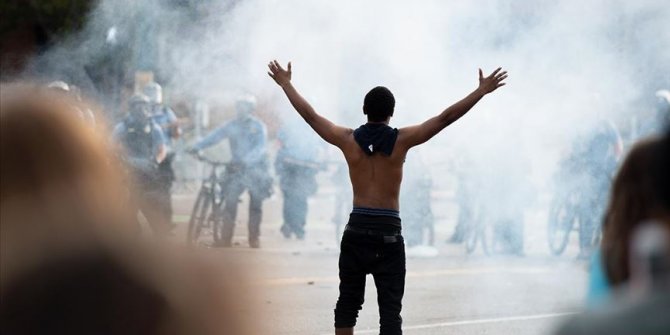 ABD'de siyahi Floyd'un polis şiddetiyle ölümünü protesto edenlere polisten gazlı müdahale