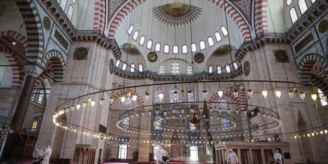 Camilerde yeniden cemaatle ibadet Fatih Camisi'nde kılınacak cuma namazı ile başlayacak