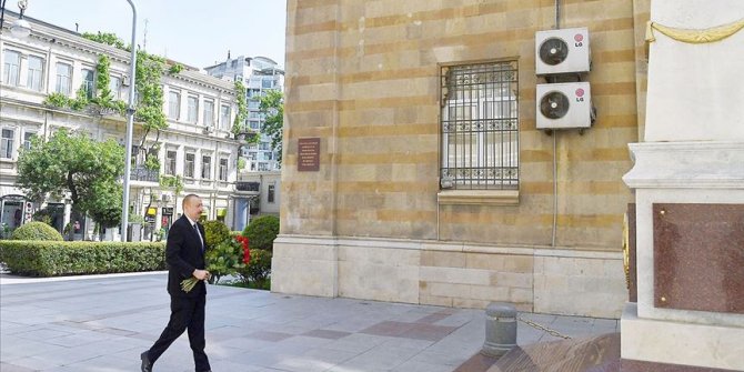 Azerbaycan'da cumhuriyetin 102. yıl dönümü kutlanılıyor
