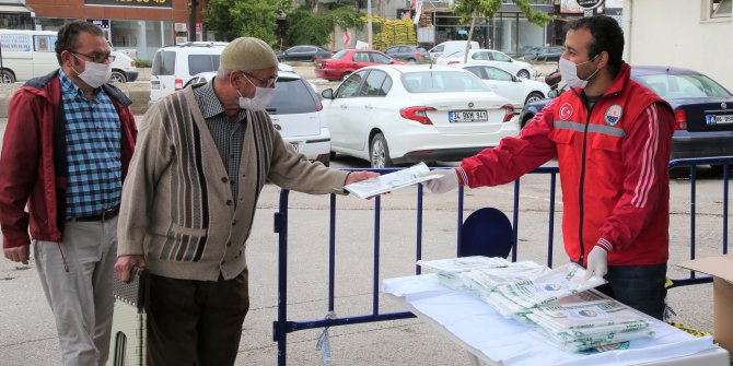 Gölbaşı Belediyesi seccade dağıttı 