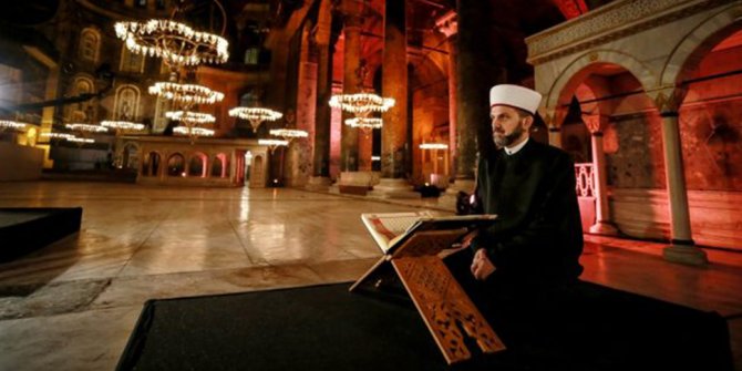 Ayasofya'da Fetih Suresi okundu