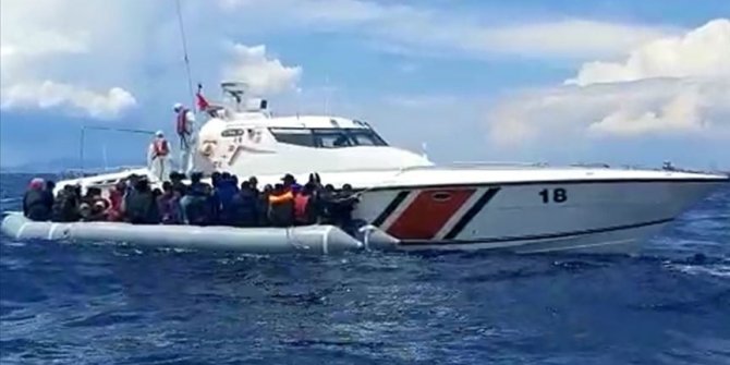 Türk kara sularına itilen 60 sığınmacı kurtarıldı