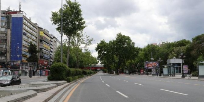 Başkent'te, meydanlar boş kaldı