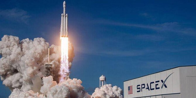 SpaceX'in ilk insanlı uzay mekiği Florida'dan fırlatıldı