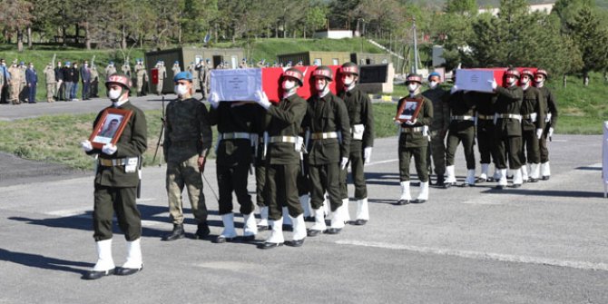 Hakkari'de şehit 2 asker, törenle memleketlerine uğurlandı