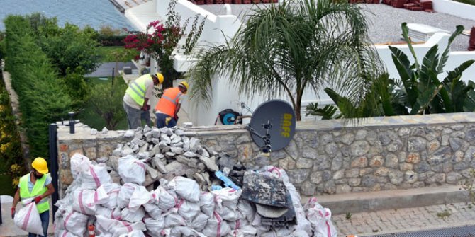 Özdil'in villasındaki kaçak eklentilerin yıkımı sürüyor