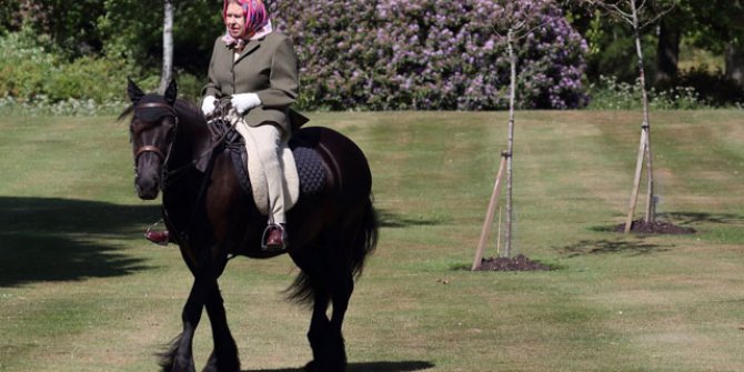 Kraliçe Elizabeth 72 gün sonra ilk kez görüntülendi 