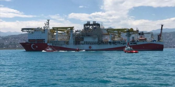 Türkiye'nin ilk yerli sondaj gemisi 'Fatih' Trabzon'a geldi
