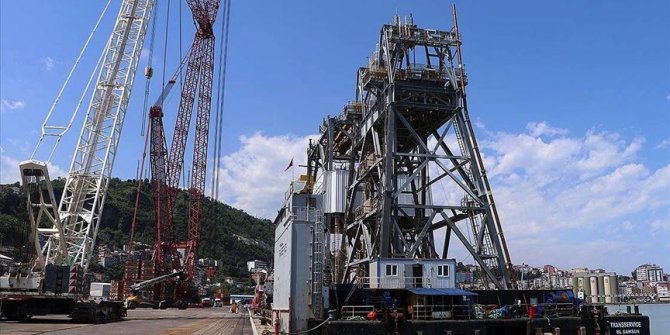 Türkiye'nin ilk yerli sondaj gemisi Fatih'in sökülen parçaları Trabzon'a getirildi