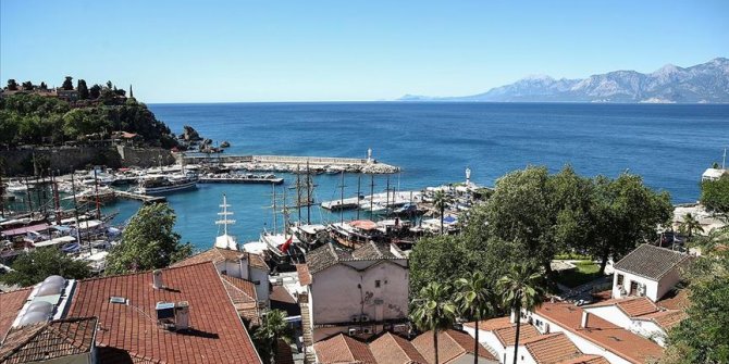 Antalya'da ticari yat ve turizm teknelerine izin verildi