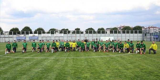 Bursasporlu futbolcular George Floyd için diz çöktü