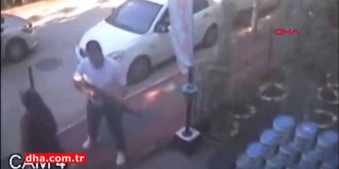 Şiddet uyguladığı için şikayetçi olan kardeşinin iş yerine tüfekle ateş açtı